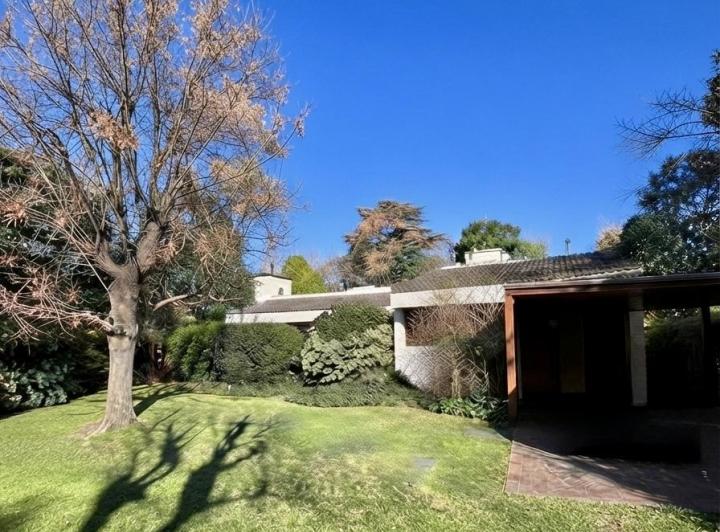 Casa · 840m² · 4 Ambientes · 1 Cochera