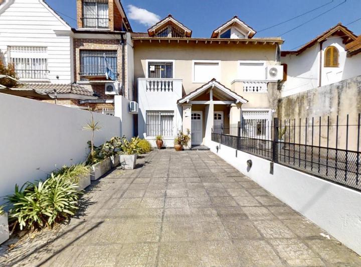 Casa · 180m² · 5 Ambientes · 2 Cocheras
