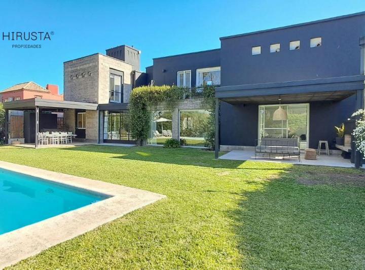 Casa · 298m² · 8 Ambientes · 2 Cocheras