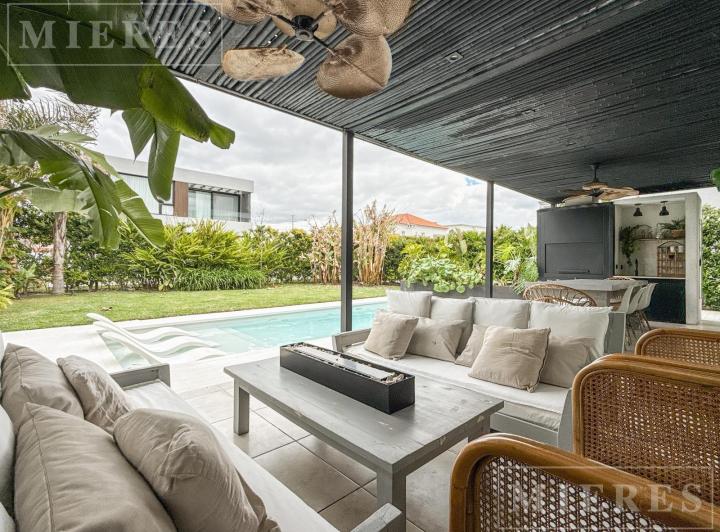 Casa · 213m² · 5 Ambientes · 2 Cocheras