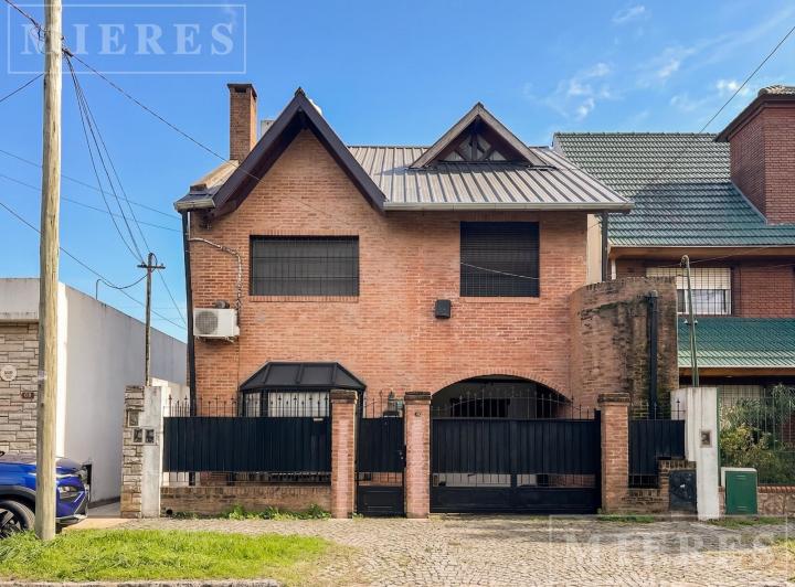 Casa · 214m² · 3 Dormitorios · 1 Cochera