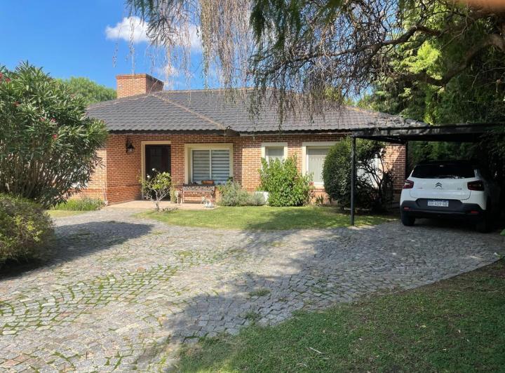 Casa · 140m² · 4 Ambientes · 3 Cocheras