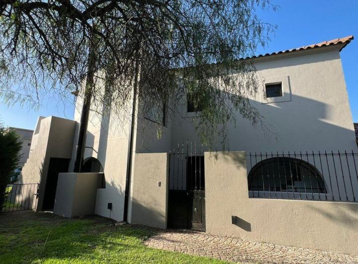 Casa · 198m² · 6 Ambientes · 2 Cocheras