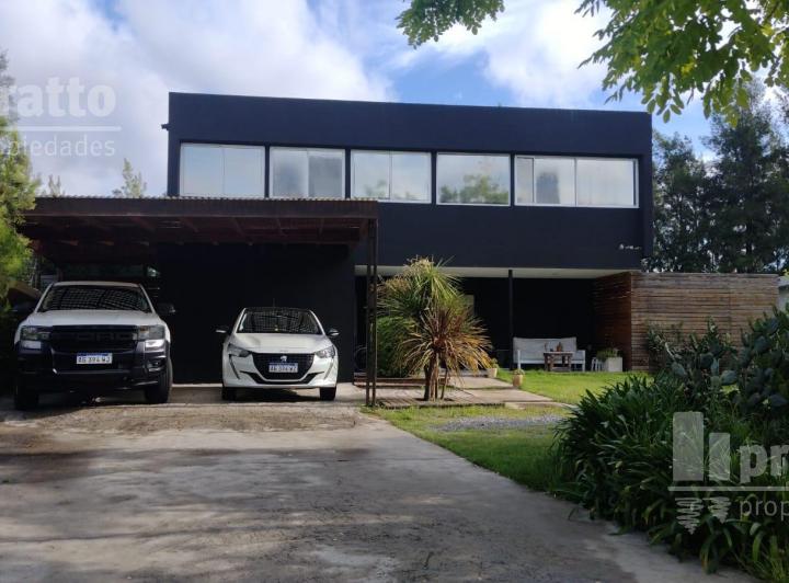 Casa · 220m² · 5 Ambientes · 2 Cocheras