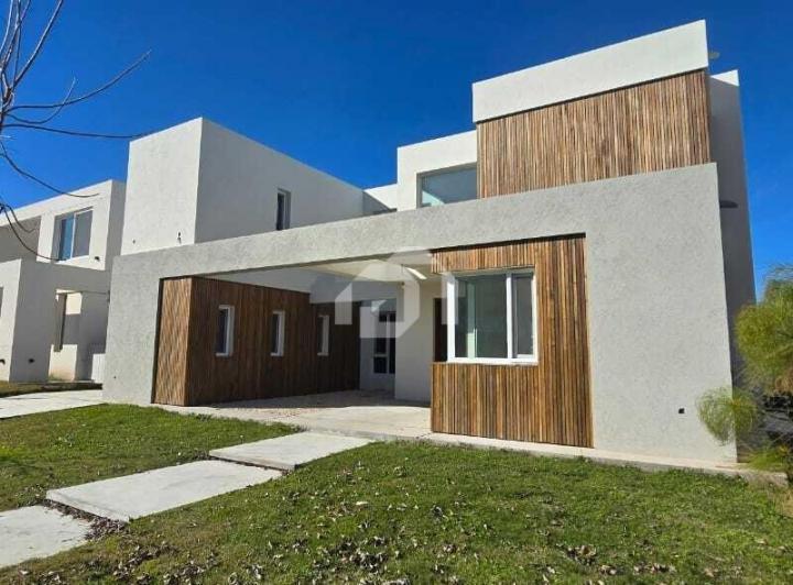 Casa · 210m² · 5 Ambientes · 2 Cocheras