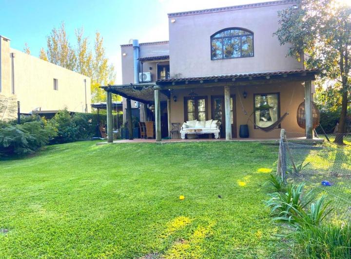 Casa · 220m² · 5 Ambientes · 2 Cocheras