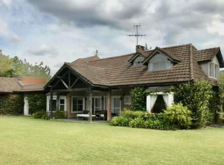 Casa · 2200m² · 5 Ambientes · 1 Cochera