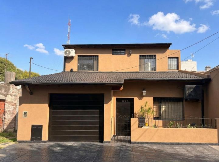 Casa · 240m² · 4 Ambientes · 1 Cochera