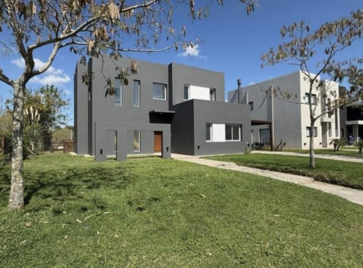 Casa · 166m² · 4 Ambientes · 3 Cocheras