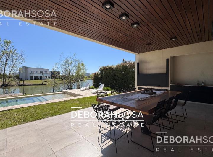 Casa · 223m² · 5 Ambientes · 4 Cocheras