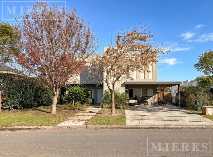 Casa · 184m² · 5 Ambientes · 3 Cocheras