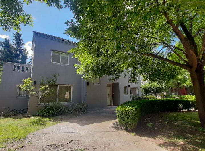 Casa · 140m² · 5 Ambientes · 3 Cocheras
