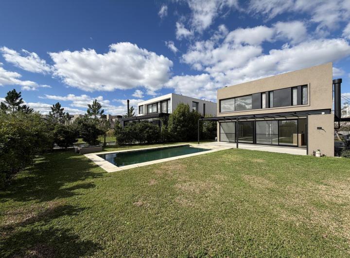 Casa · 204m² · 5 Ambientes · 1 Cochera