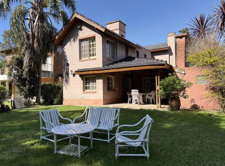 Casa · 180m² · 5 Ambientes · 1 Cochera