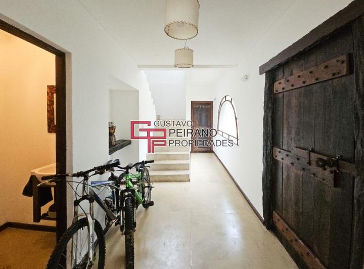 Casa · 198m² · 6 Ambientes · 2 Cocheras