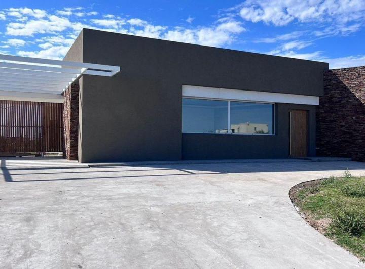 Casa · 245m² · 4 Ambientes · 2 Cocheras