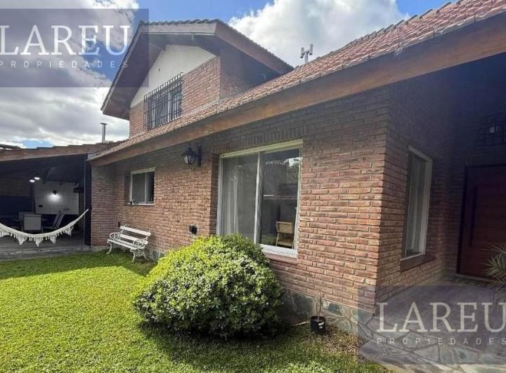 Casa · 211m² · 6 Ambientes · 2 Cocheras