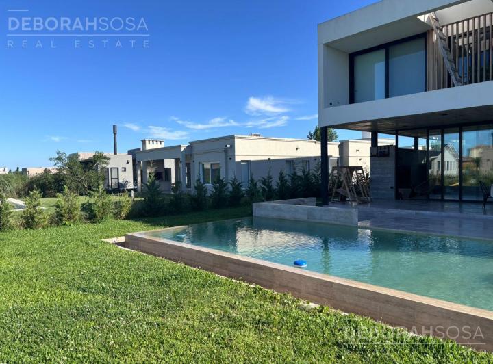 Casa · 350m² · 6 Ambientes · 2 Cocheras