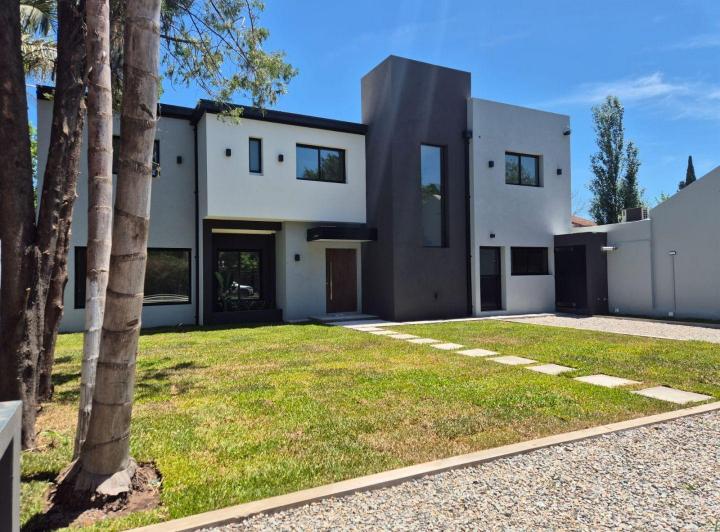 Casa · 200m² · 4 Ambientes · 3 Cocheras