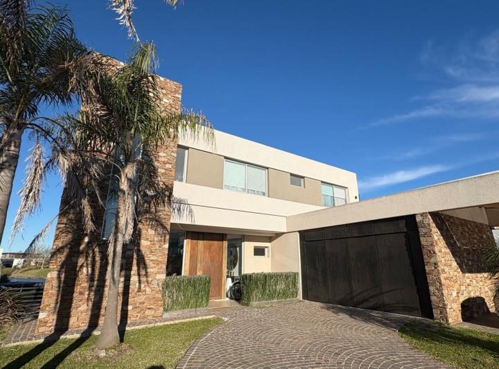 Casa · 320m² · 8 Ambientes · 10 Cocheras