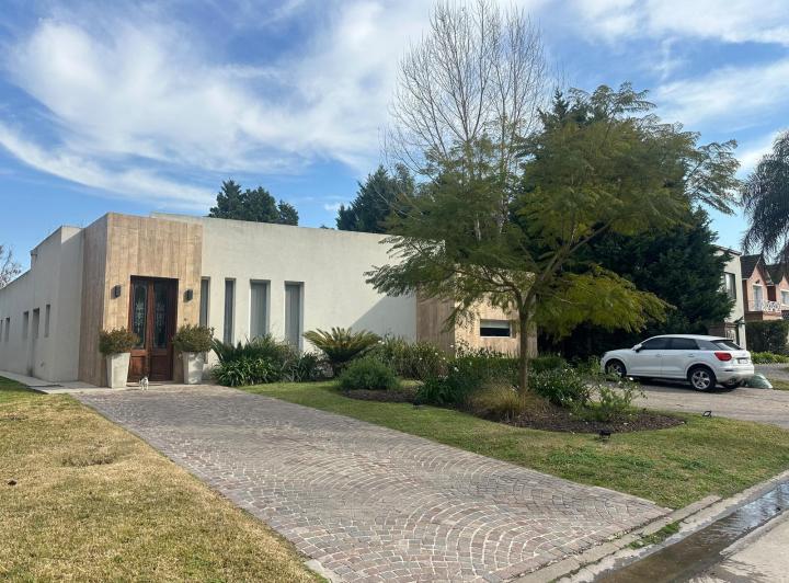 Casa · 800m² · 5 Ambientes · 1 Cochera