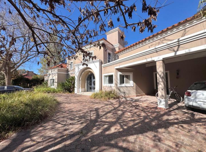 Casa · 246m² · 5 Ambientes · 1 Cochera