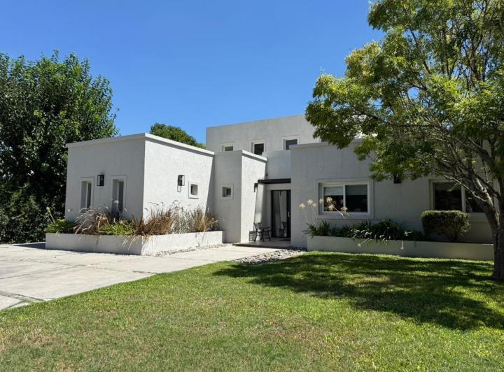 Casa · 180m² · 5 Ambientes · 1 Cochera