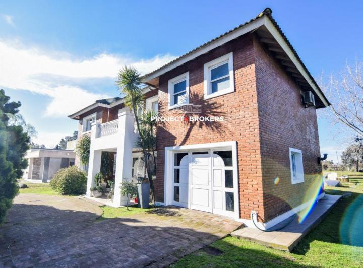 Casa · 242m² · 4 Ambientes · 1 Cochera