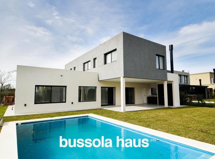 Casa · 229m² · 6 Ambientes · 2 Cocheras