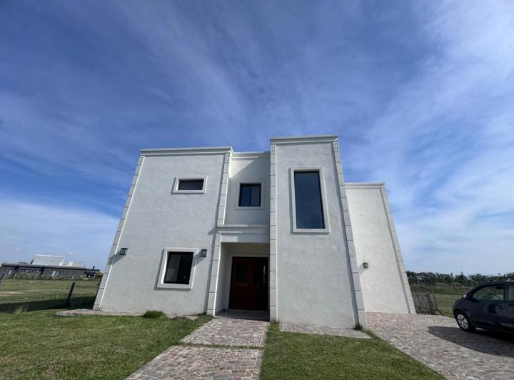 Casa · 195m² · 8 Ambientes · 2 Cocheras