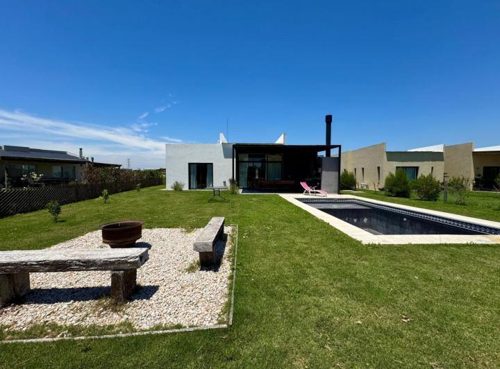 Casa · 680m² · 5 Ambientes · 2 Cocheras