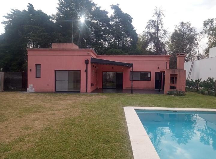 Casa · 180m² · 4 Ambientes · 2 Cocheras