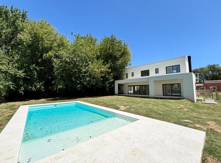 Casa · 223m² · 4 Ambientes · 3 Cocheras