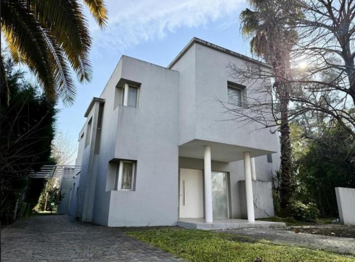 Casa · 224m² · 4 Ambientes · 3 Cocheras