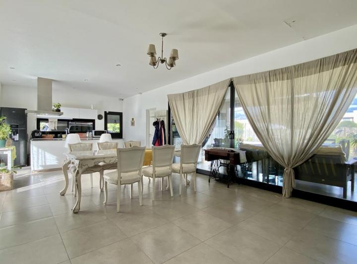 Casa · 165m² · 6 Ambientes · 4 Cocheras