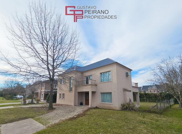 Casa · 240m² · 6 Ambientes · 1 Cochera