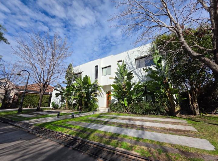 Casa · 232m² · 6 Ambientes · 5 Cocheras