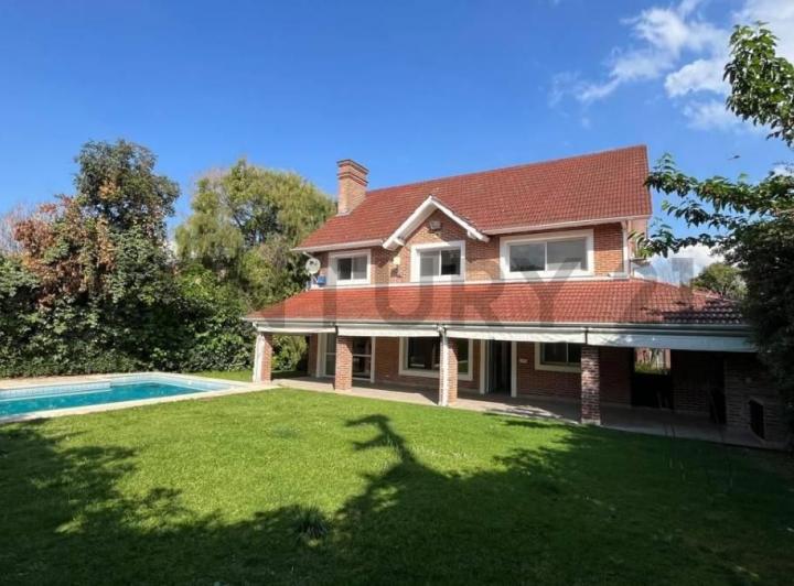 Casa · 210m² · 7 Ambientes