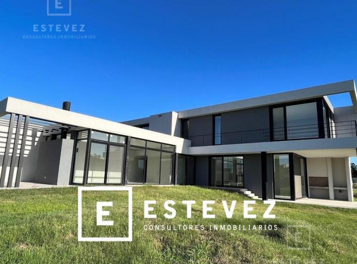 Casa · 245m² · 5 Ambientes · 2 Cocheras