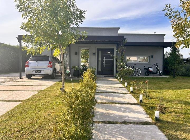 Casa · 100m² · 4 Ambientes · 2 Cocheras