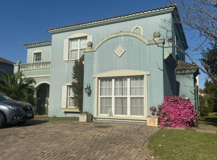 Casa · 232m² · 6 Ambientes