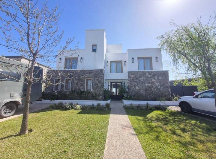 Casa · 387m² · 6 Ambientes · 4 Cocheras
