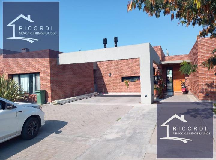Casa · 210m² · 6 Ambientes · 4 Cocheras