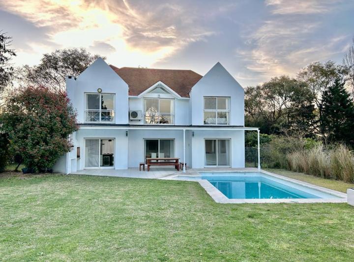 Casa · 235m² · 5 Ambientes · 1 Cochera