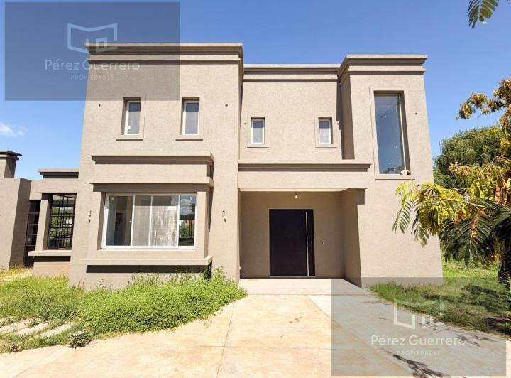 Casa · 267m² · 6 Ambientes · 4 Cocheras