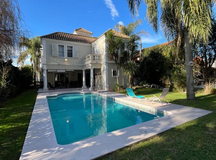 Casa · 185m² · 4 Ambientes · 2 Cocheras