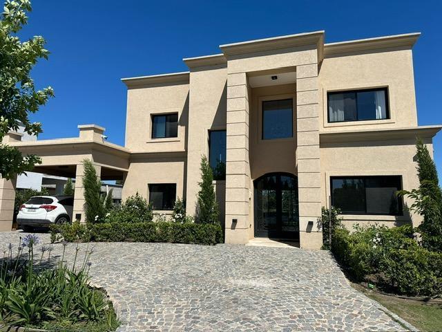 Casa · 300m² · 5 Ambientes · 2 Cocheras
