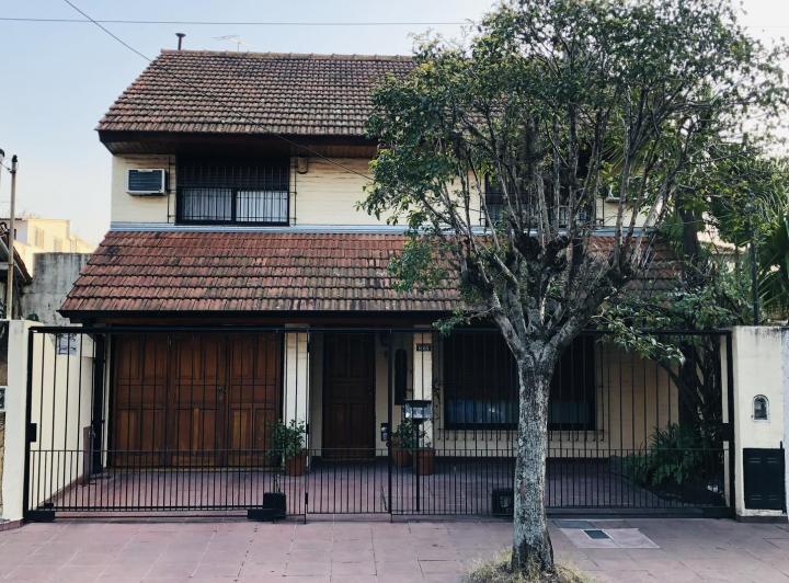 Casa · 190m² · 4 Ambientes · 2 Cocheras