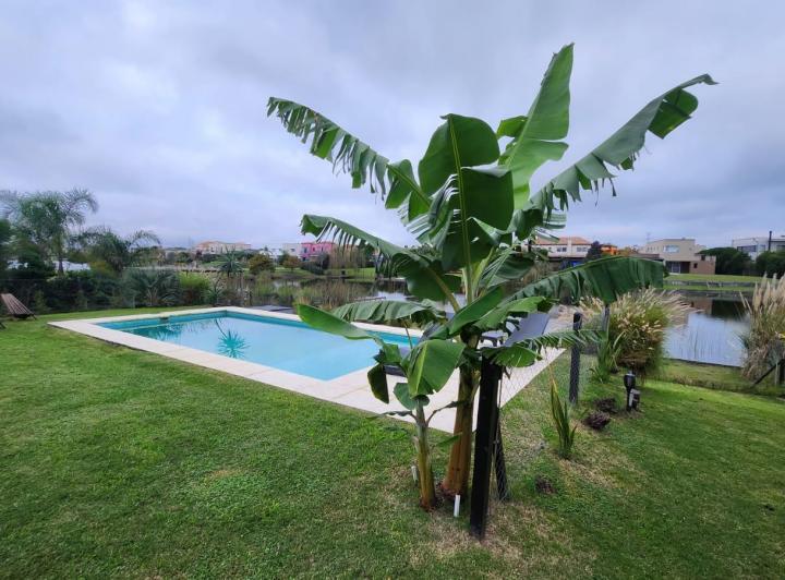 Casa · 180m² · 5 Ambientes