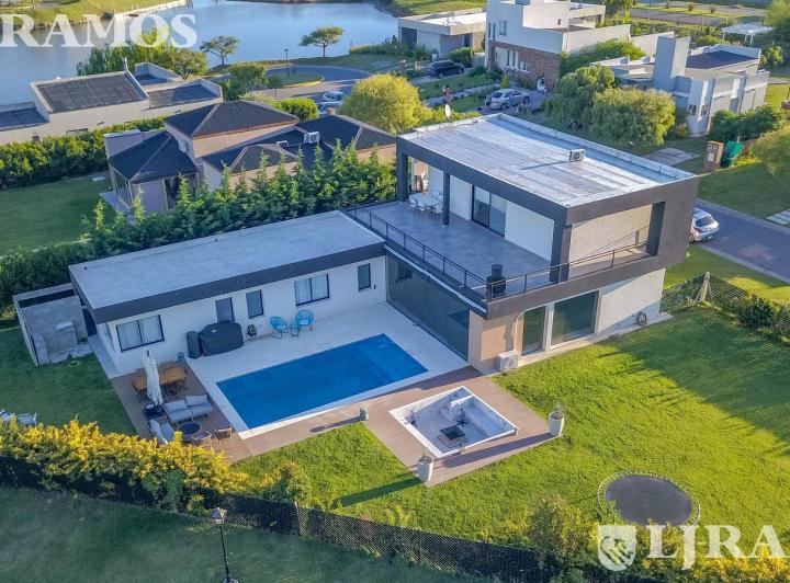 Casa · 290m² · 5 Ambientes · 4 Cocheras